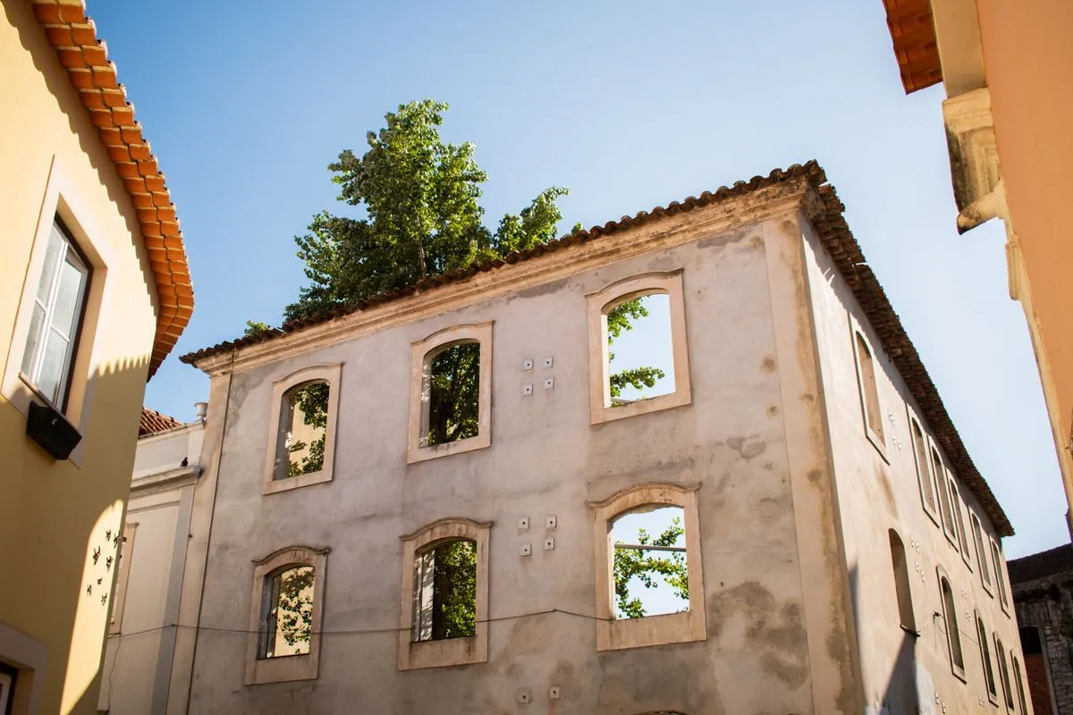 Quadro elétrico residencial organizado após revisão