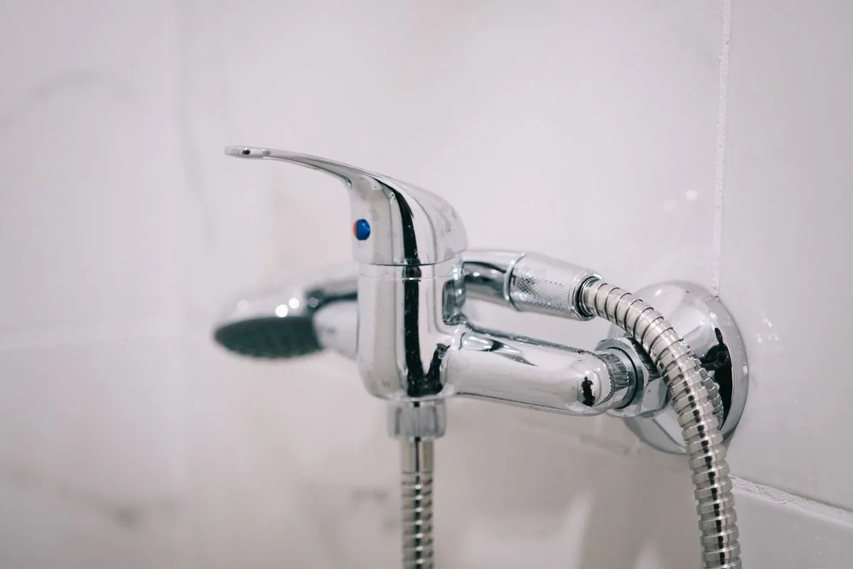 Desentupimento de pia com equipamento profissional em cozinha residencial
