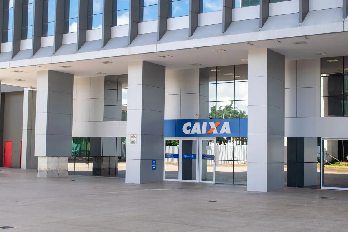 Guarda-corpo de inox instalado em varanda residencial com visual limpo