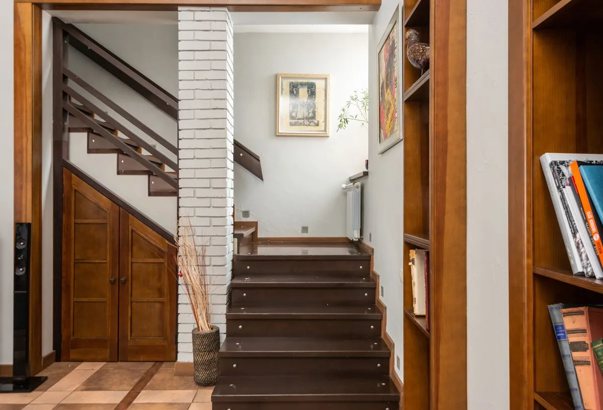 Escada metálica sob medida em sala moderna com iluminação natural