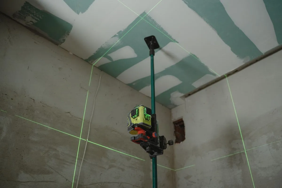Forro de gesso drywall instalado em sala com iluminação embutida