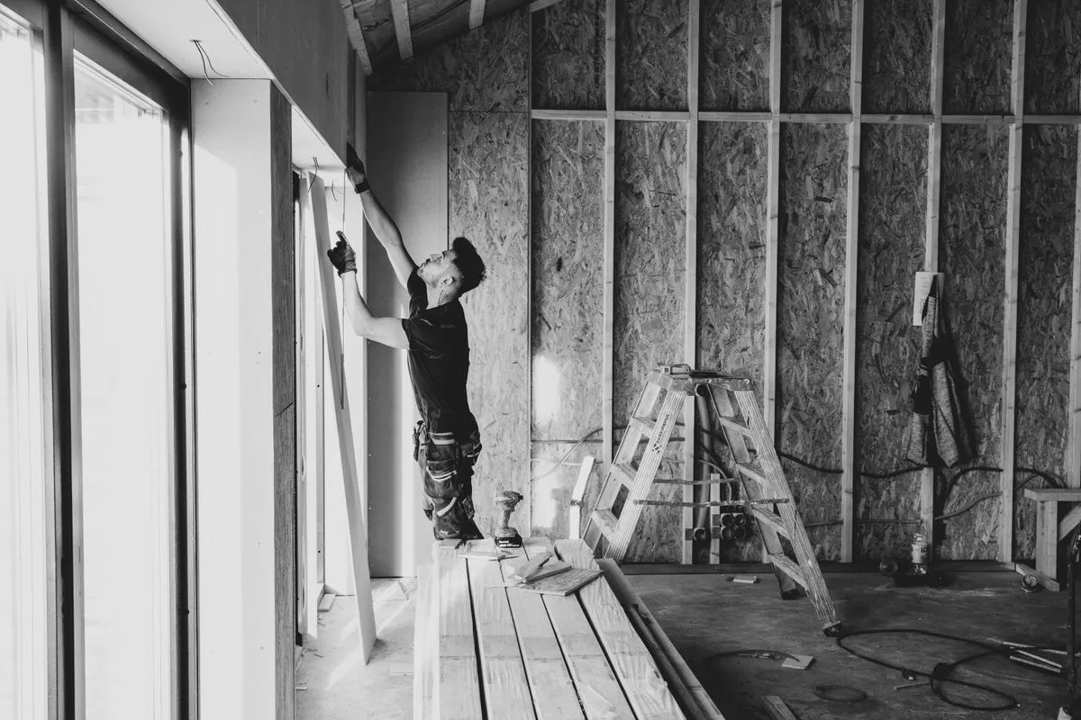 Equipe executando forro de gesso drywall em ambiente interno