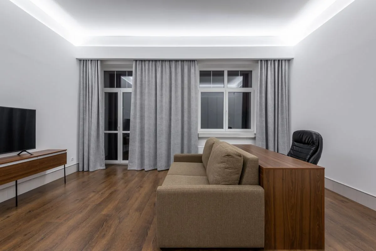 Sanca de gesso com iluminação em sala ampla com luz indireta