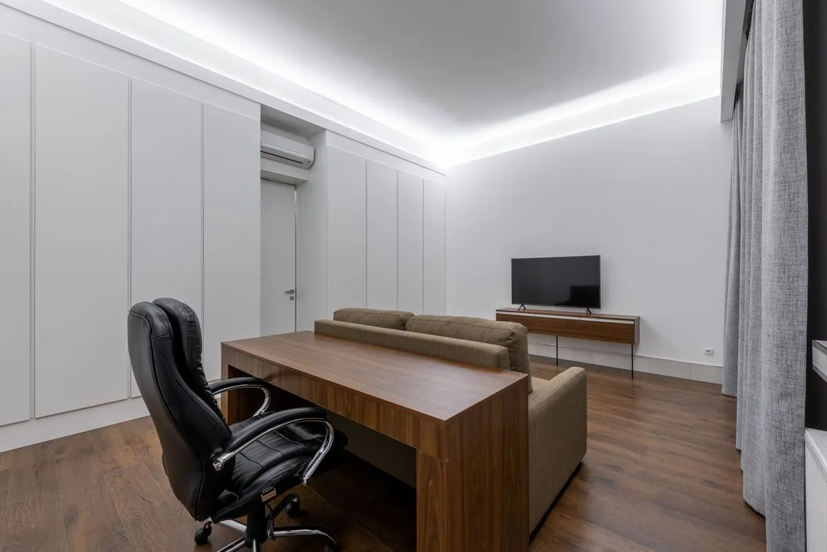 Sanca aberta com LED destacando o teto de um quarto moderno