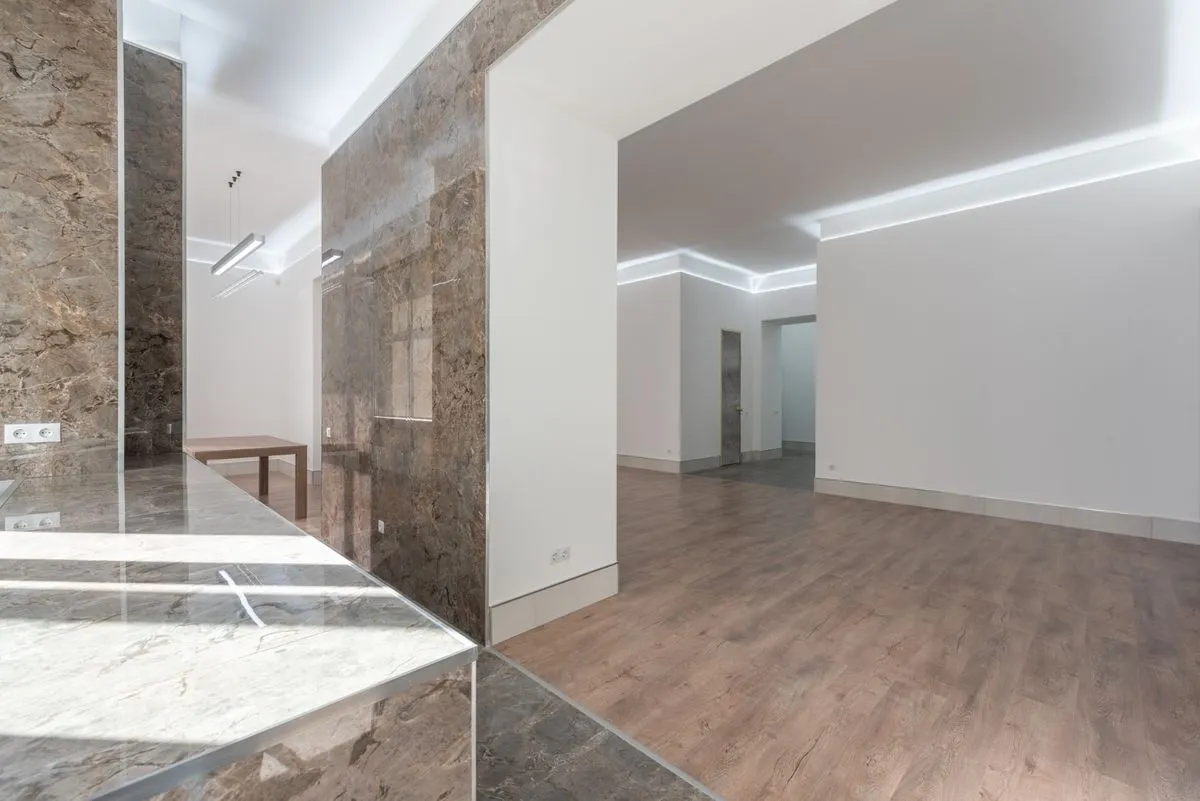 Moldura de gesso para teto com acabamento elegante em ambiente claro