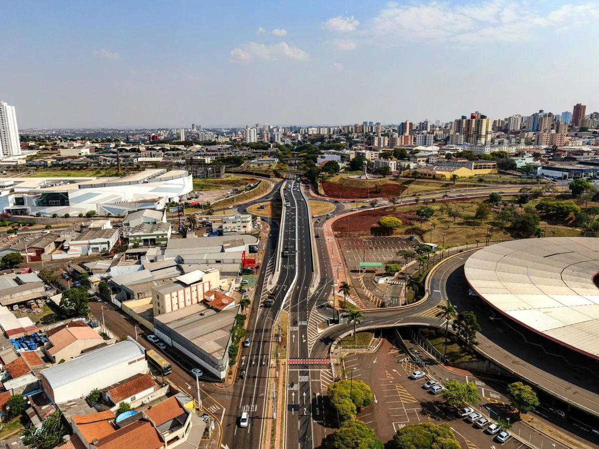 Caminhão pequeno preparado para carreto e frete na cidade em São Paulo
