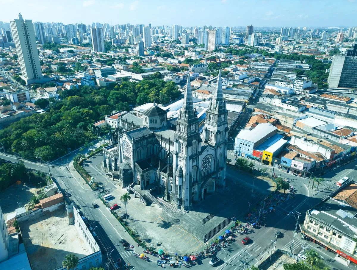 Equipe descarregando itens de mudança pequena com cuidado
