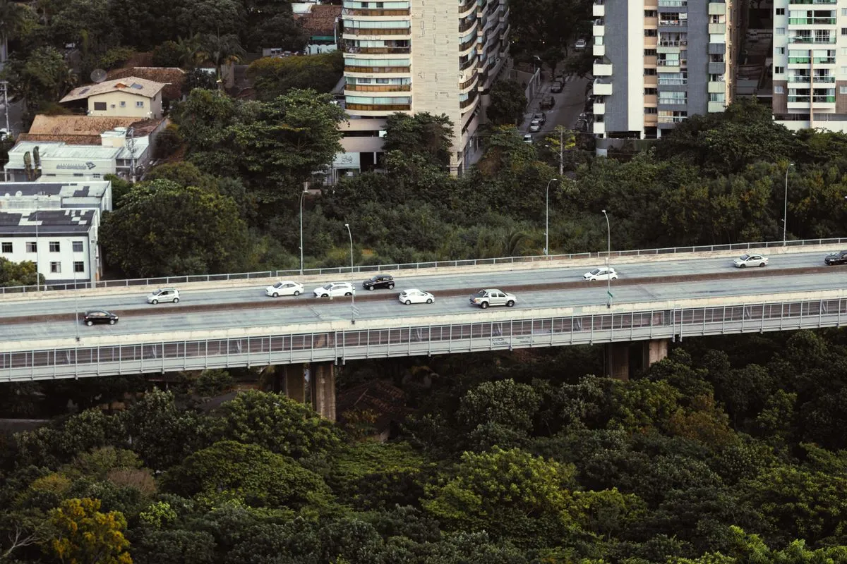 Caminhão de frete urbano com ajudante carregando móveis em São Paulo