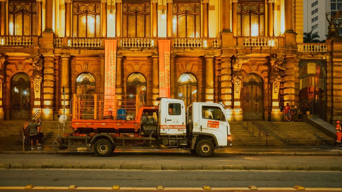 Equipe fazendo mudança residencial em apartamento com caixas etiquetadas