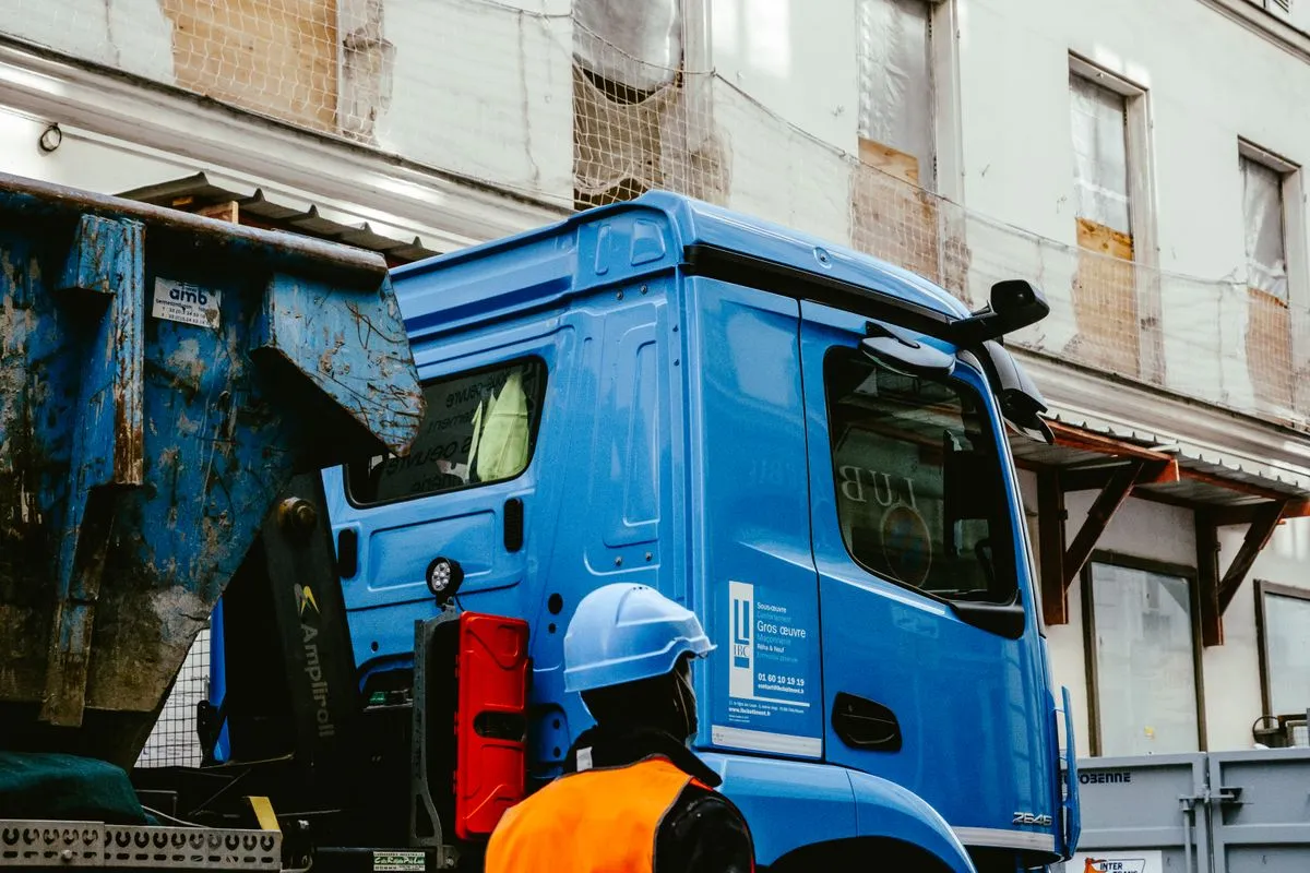 Equipe fazendo remoção de entulho em obra residencial em São Paulo