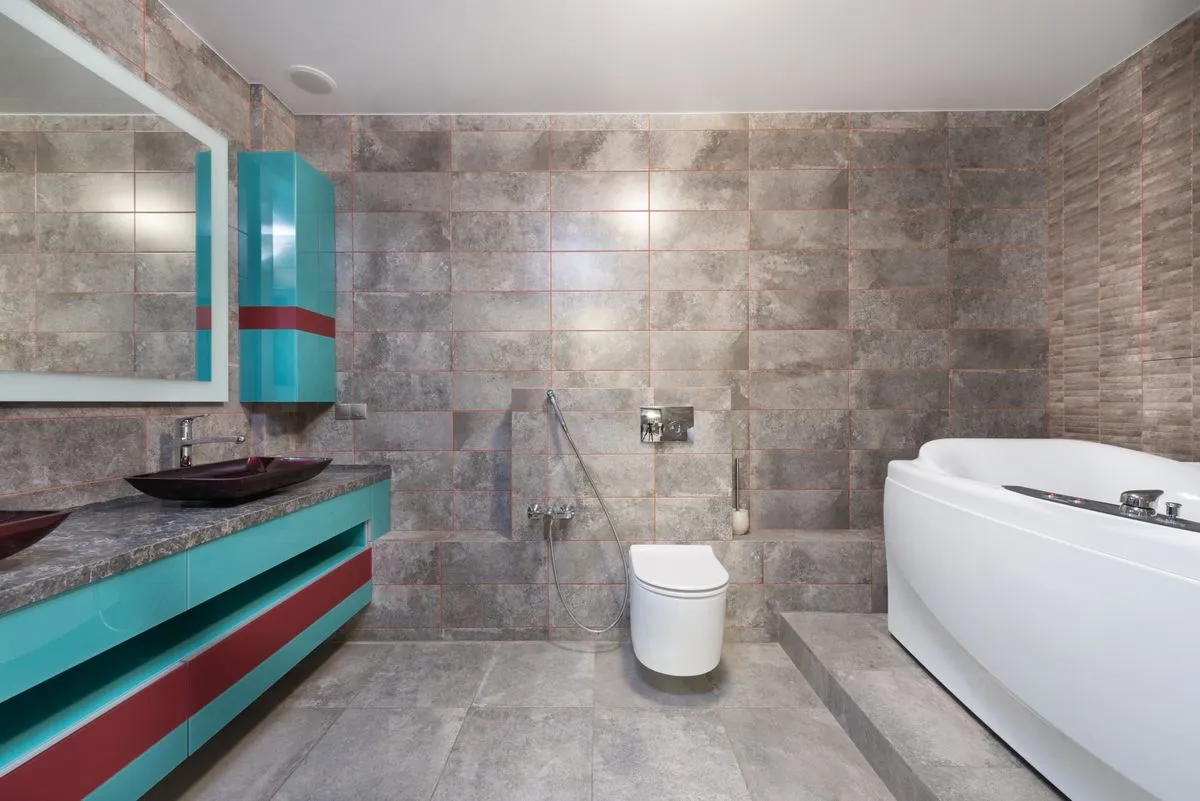 Assentar azulejos no banheiro em parede de box com paginação alinhada