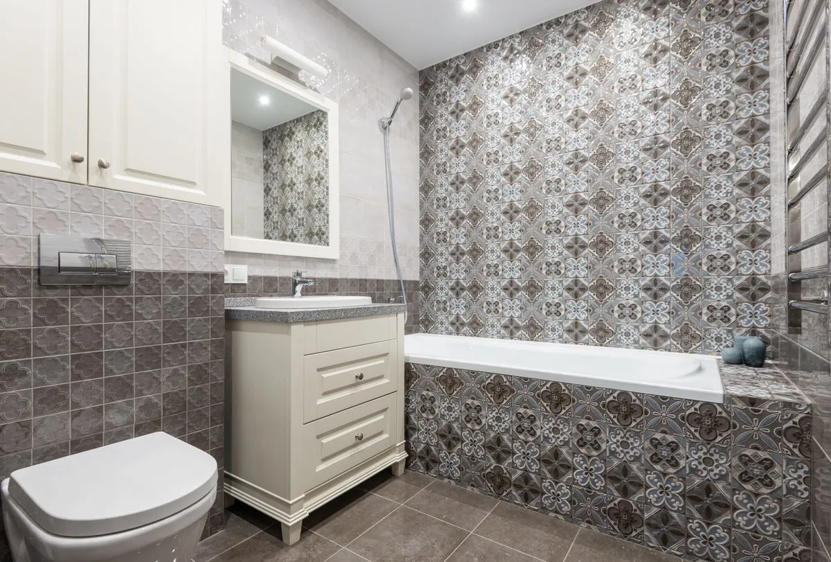 Assentamento de porcelanato em banheiro moderno com nicho
