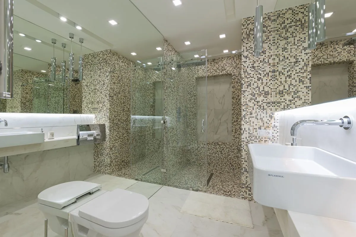 Profissional realizando cortes para azulejos de banheiro