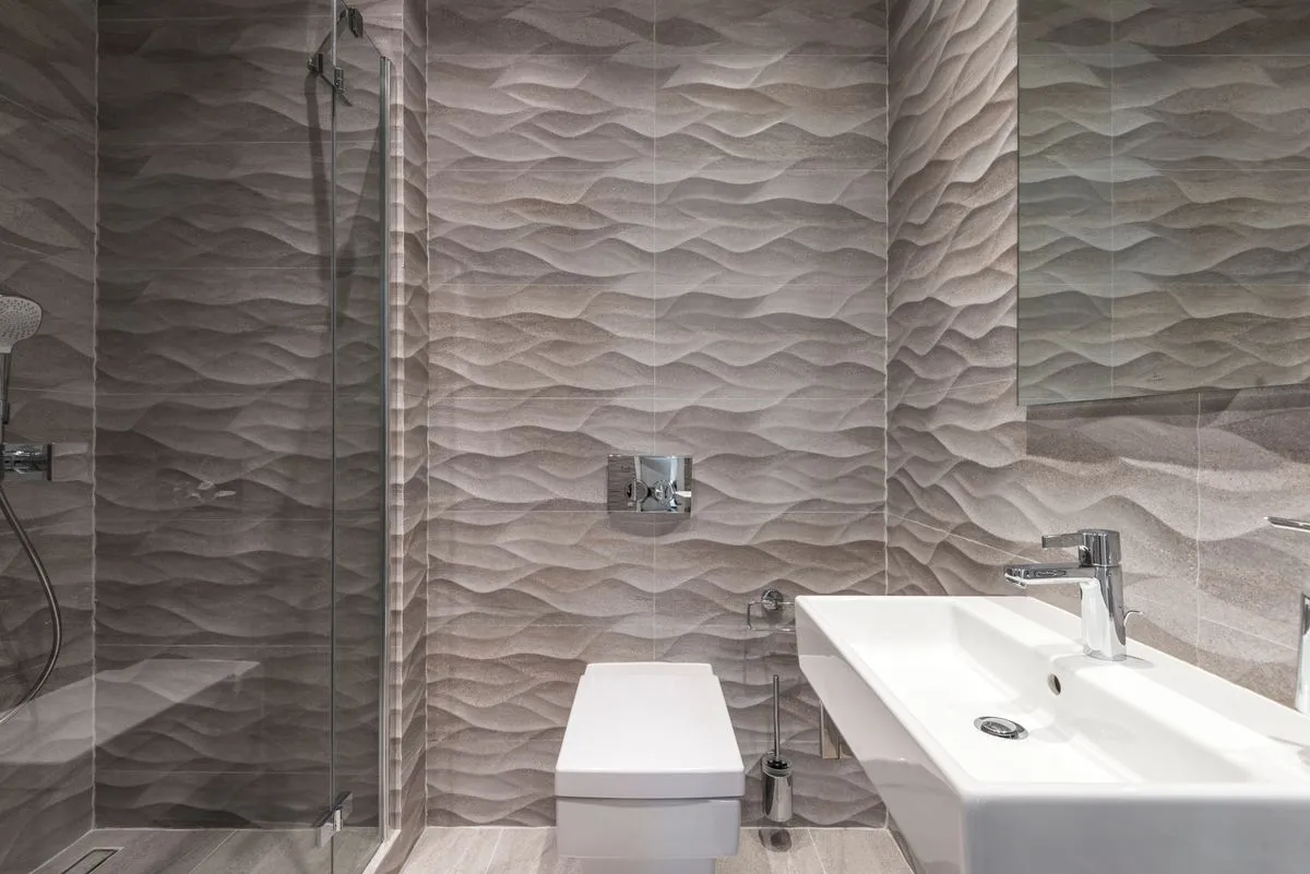 Profissional assentar azulejos no banheiro com nivelamento a laser