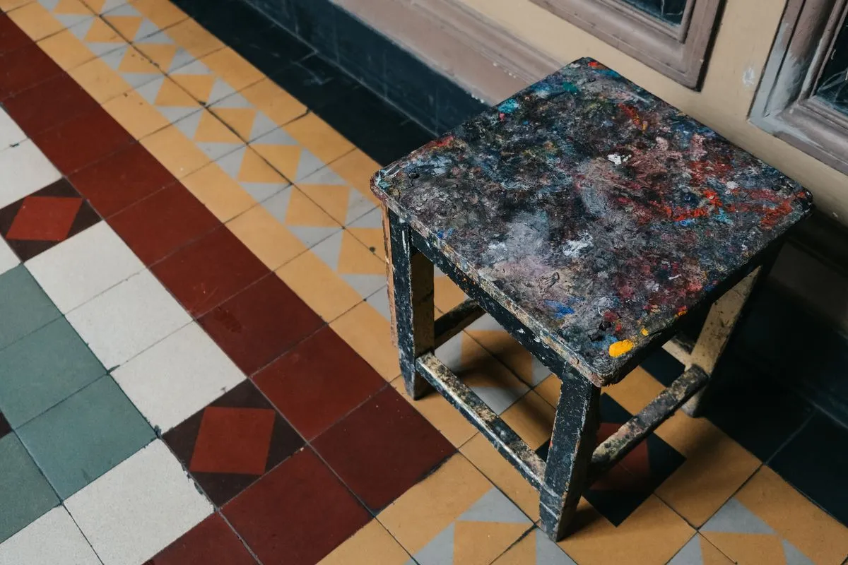 Banheiro com piso decorado floral e acabamento impermeabilizado