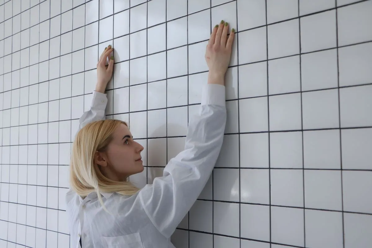 Assentamento de azulejo em parede de banheiro