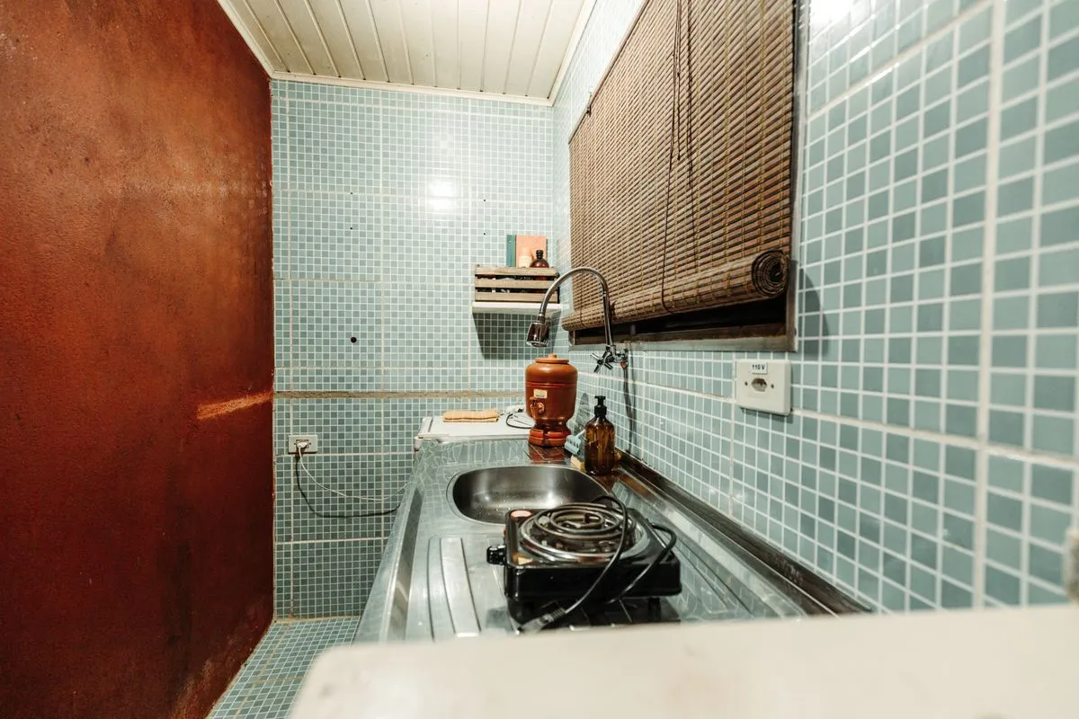 Detalhe de corte de azulejo ao redor de tomada