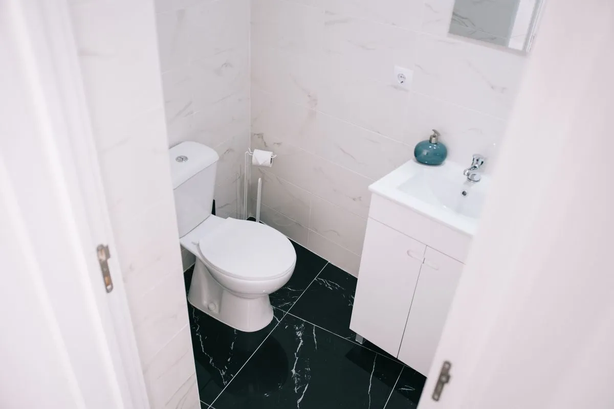 Instalação de azulejos em casa de banho com duche e nicho