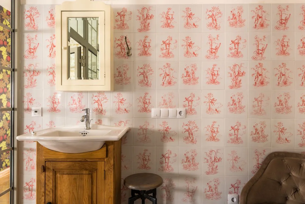 Azulejos geométricos aplicados numa parede de cozinha