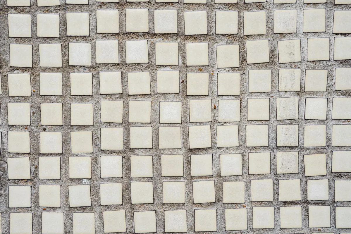 Colocação de porcelanato de grande formato num pavimento
