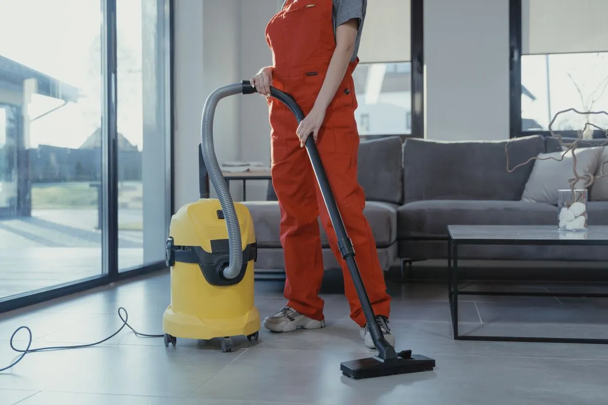 Faxina completa em cozinha com bancada limpa e piso brilhando