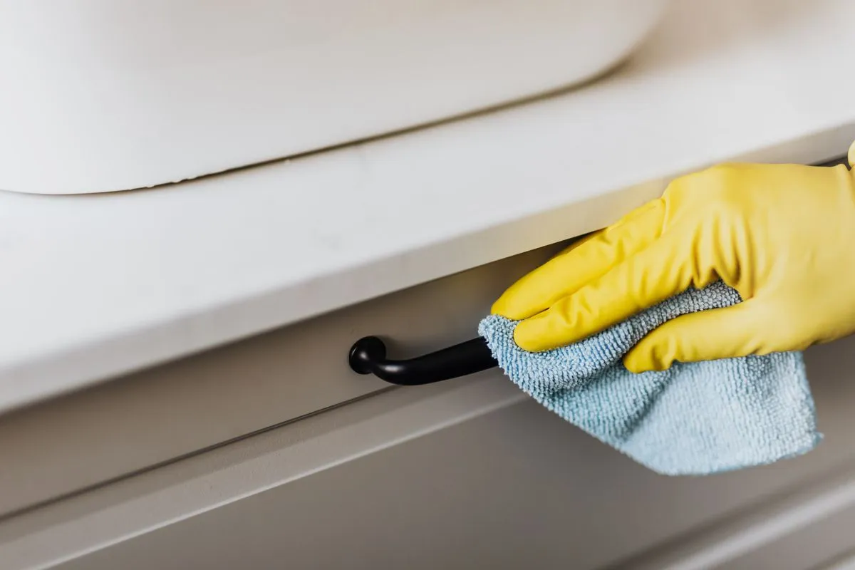 Revisão final de limpeza pós-obra antes da entrega do apartamento