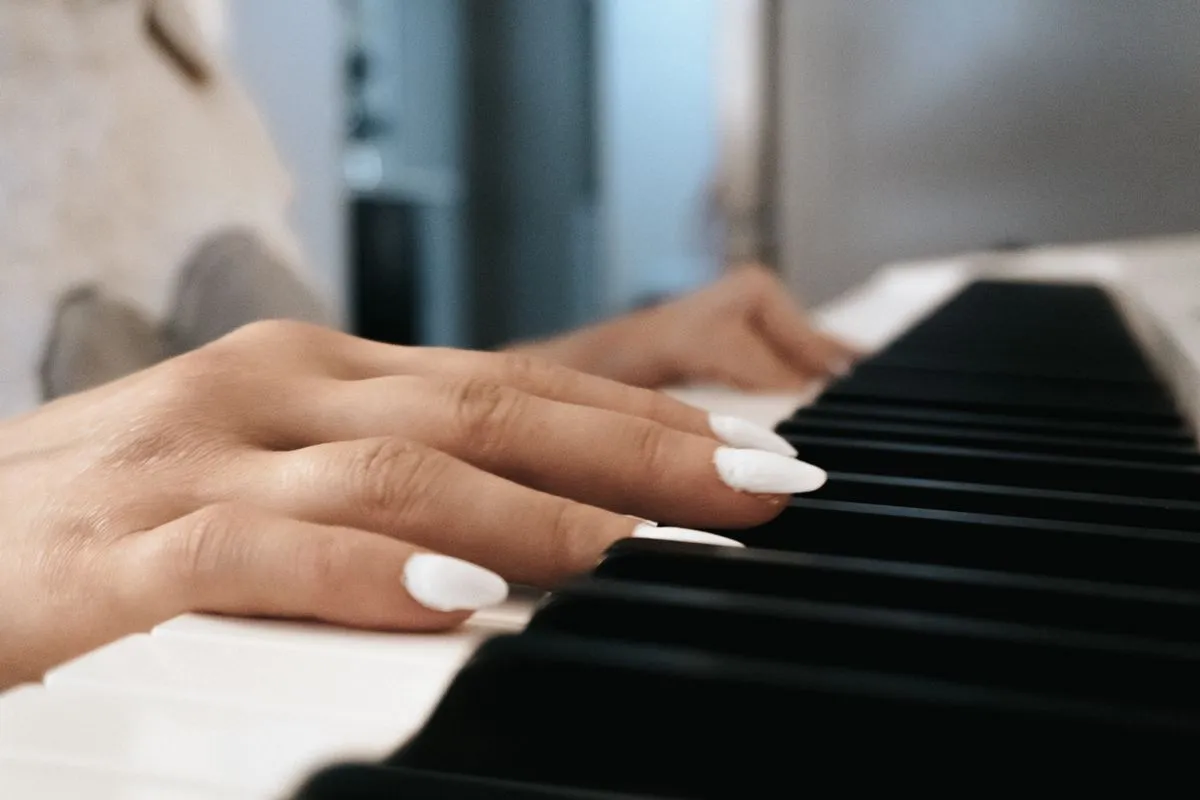 Alongamento de unhas em gel com formato amendoado e brilho suave