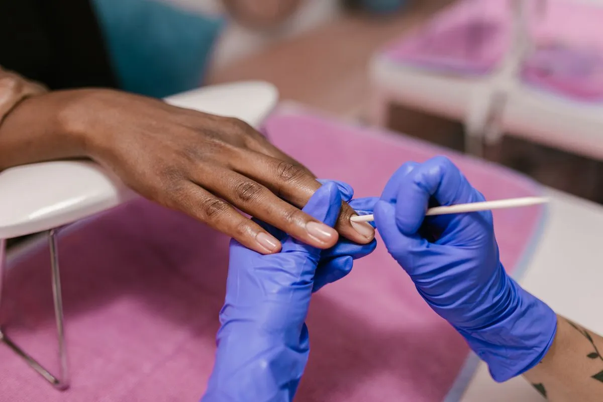 Mãos femininas com alongamento de unhas bem alinhado