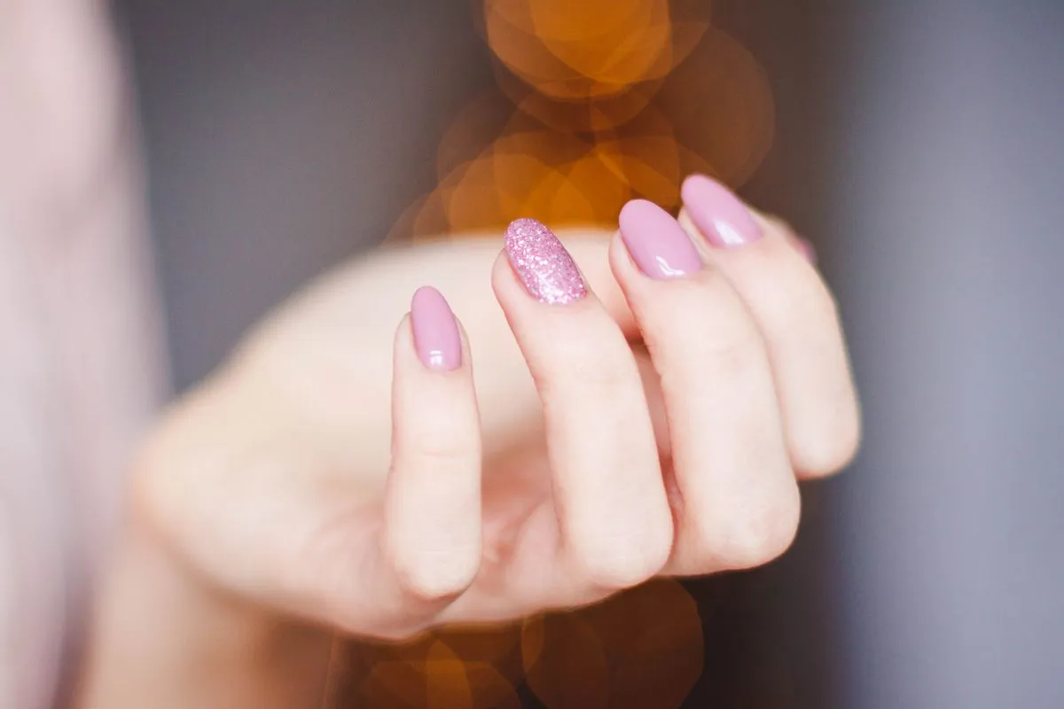 Unhas em gel duradouras em tom vermelho com brilho intenso