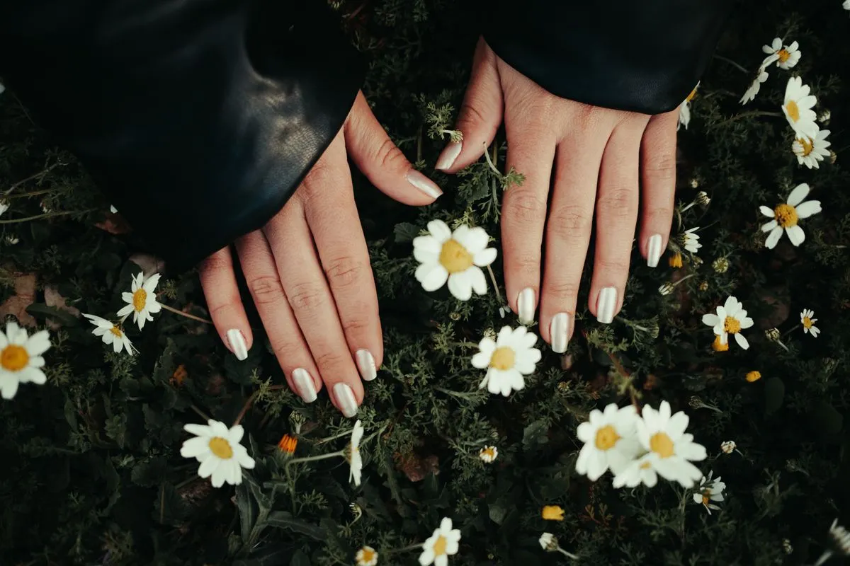 Nail art delicada sobre unhas em gel com acabamento profissional