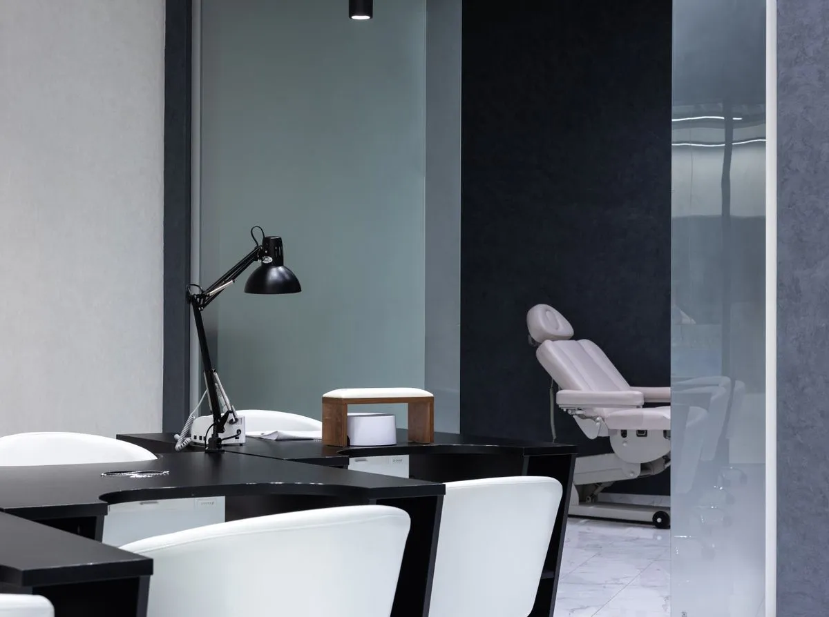 Mesa de atendimento organizada para manicure e pedicure em São Paulo