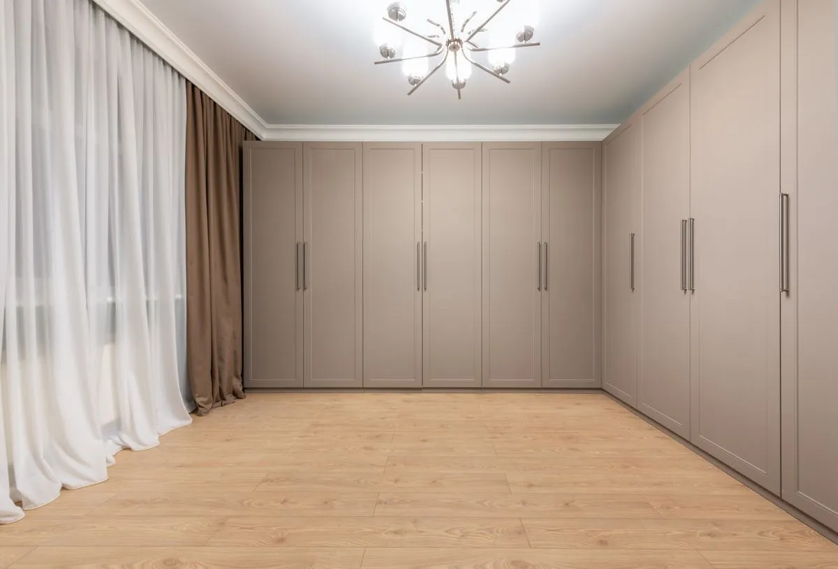 Closet e guarda-roupa planejado com portas de correr e iluminação embutida