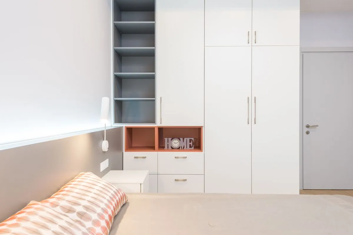 Closet planejado para quarto com layout aberto e cabideiros organizados