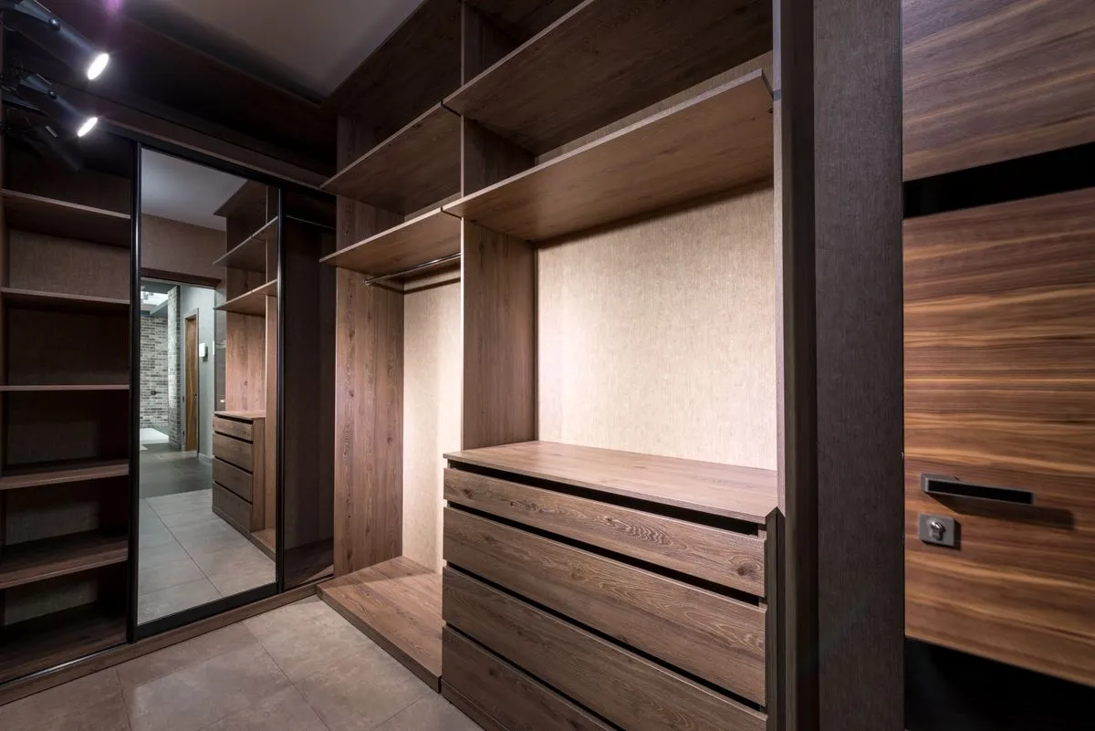 Projeto de closet e guarda-roupa planejado em quarto de casal moderno