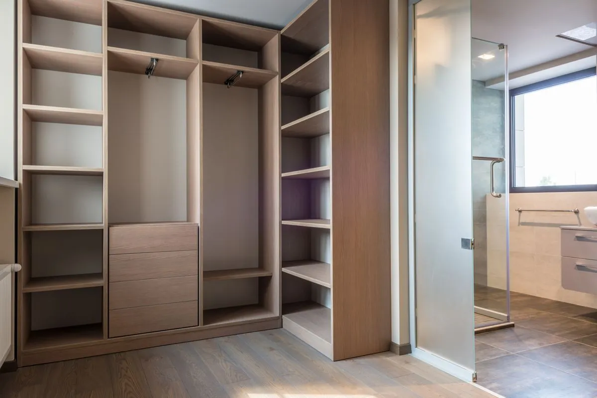 Guarda-roupa sob medida com aproveitamento de parede inteira e visual clean