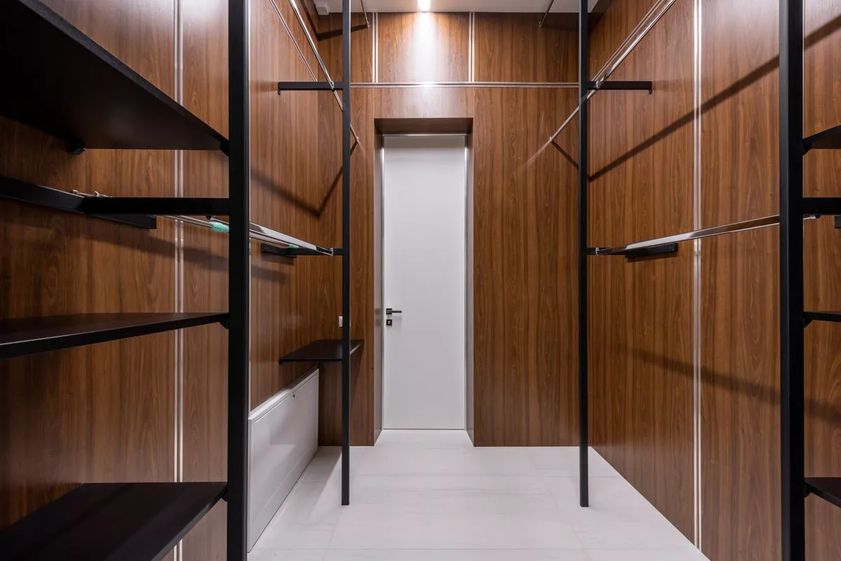 Closet e guarda-roupa planejado com acabamento premium em quarto contemporâneo