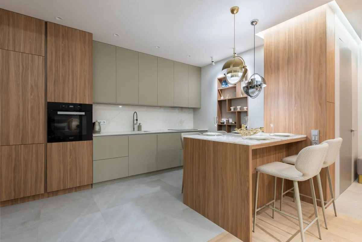 Armário de cozinha sob medida instalado em apartamento com acabamento moderno