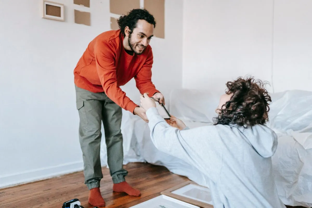 Montador de móveis montando guarda-roupa em quarto residencial