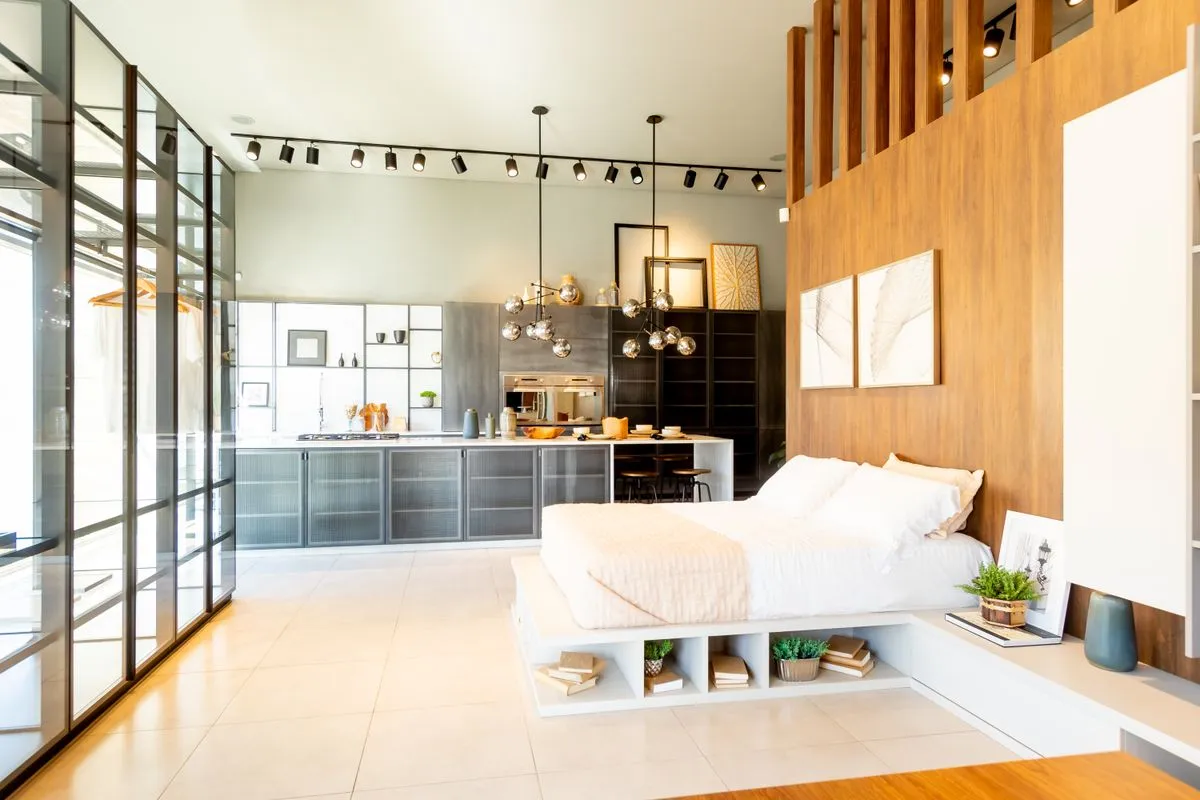 Closet com marcenaria sob medida e organização interna otimizada