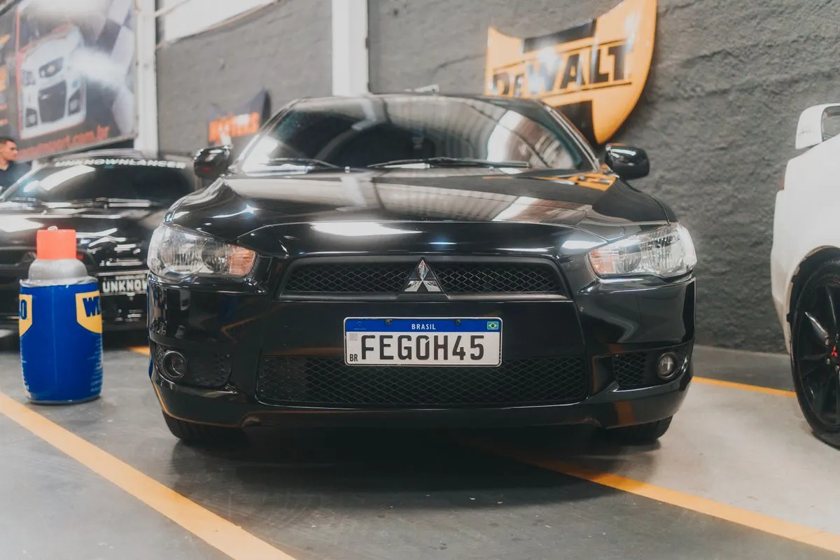 Detalhe de funilaria e pintura automotiva com acabamento uniforme