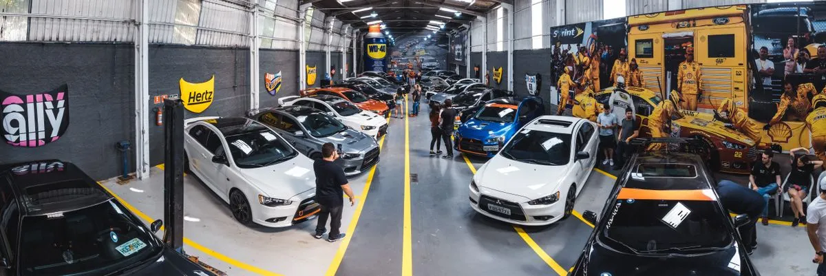 Carro em processo de funilaria e pintura automotiva em oficina especializada