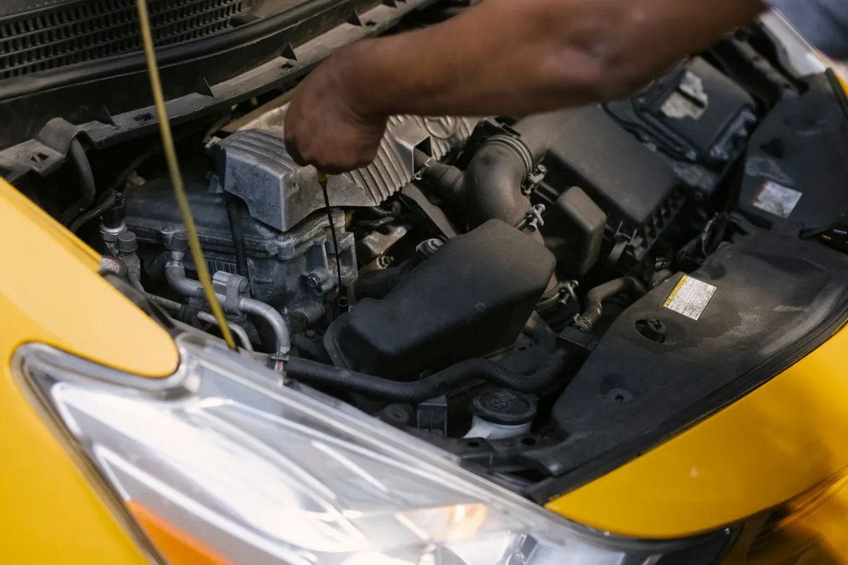Equipe analisando sinais de que o carro precisa de revisão em um veículo urbano