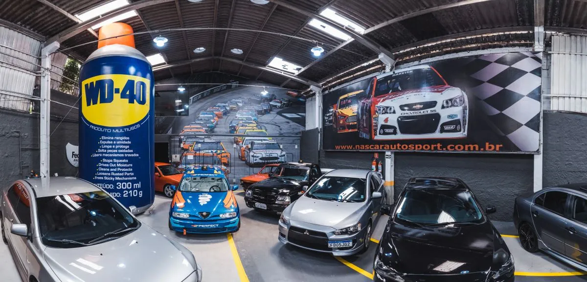 Técnico realizando troca de óleo do motor em veículo de passeio