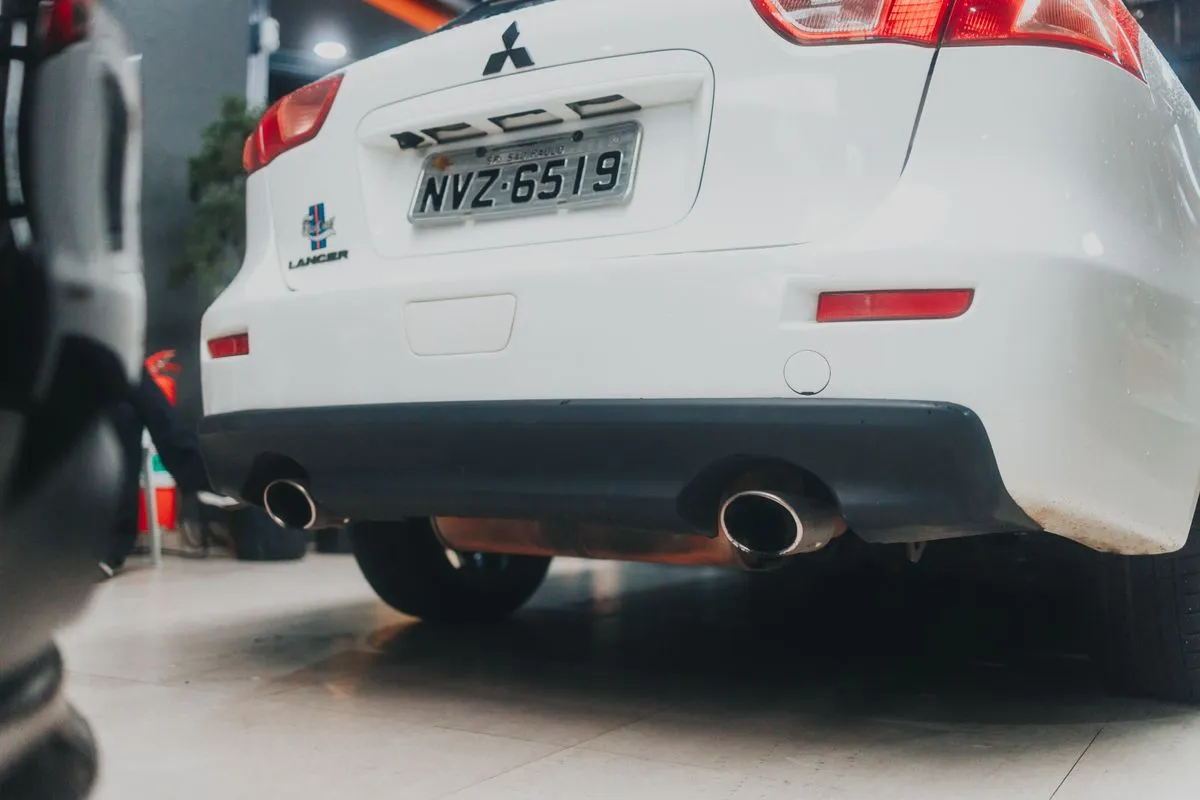Carro em revisão rápida antes da entrega ao cliente