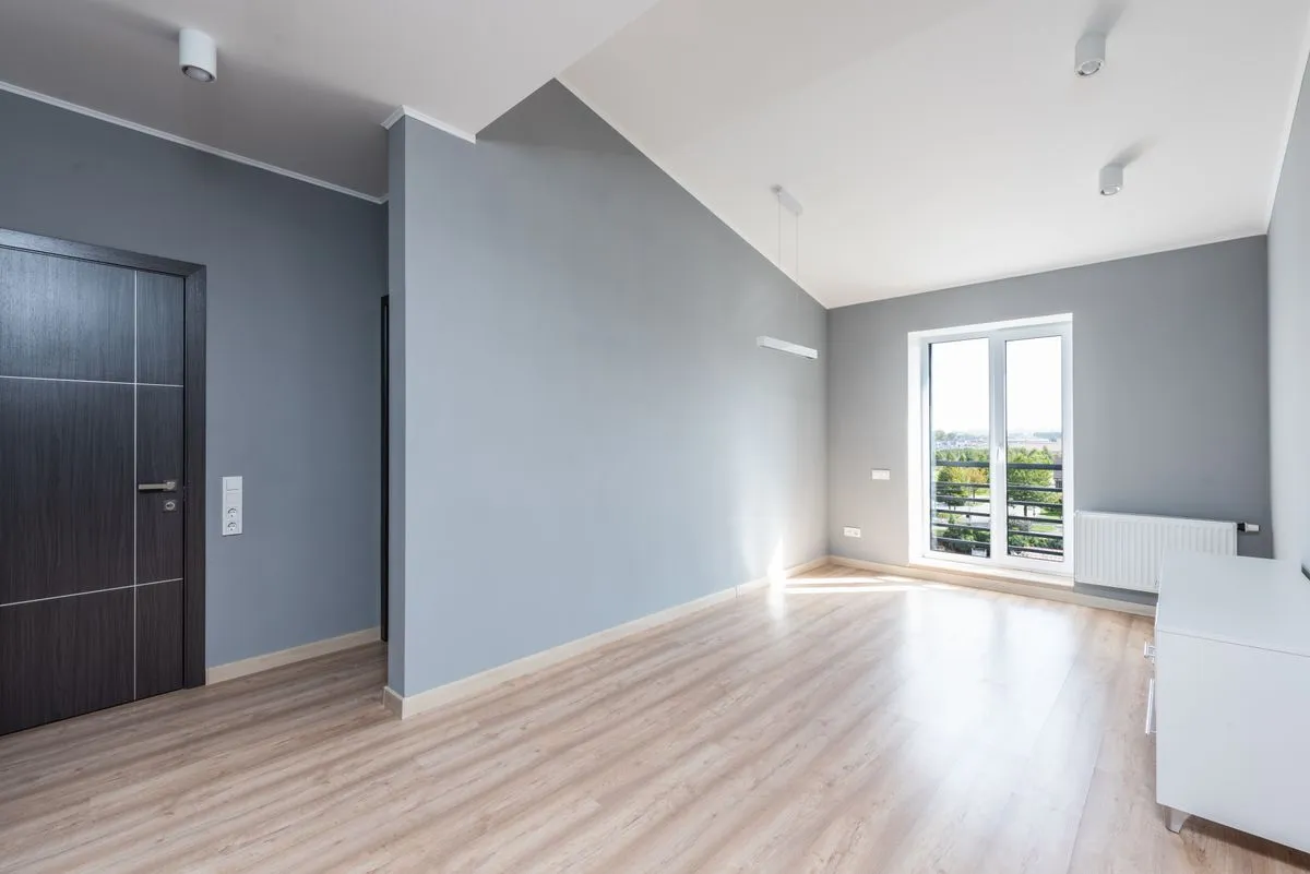 Pintura de apartamento em sala clara com paredes brancas renovadas