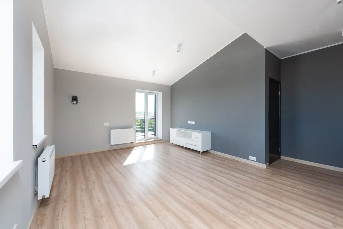 Pintura interna de paredes em quarto com acabamento liso e uniforme