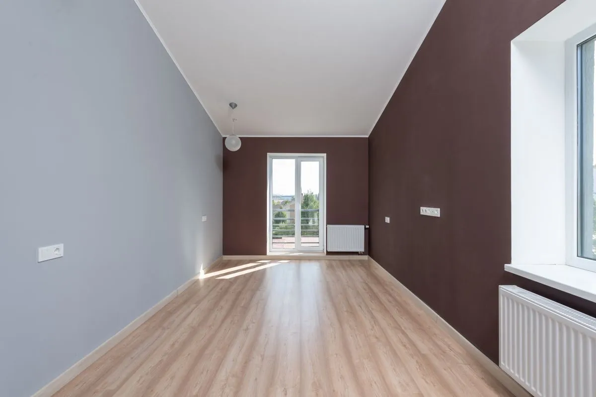 Detalhe de recorte limpo em teto e rodapé durante pintura residencial