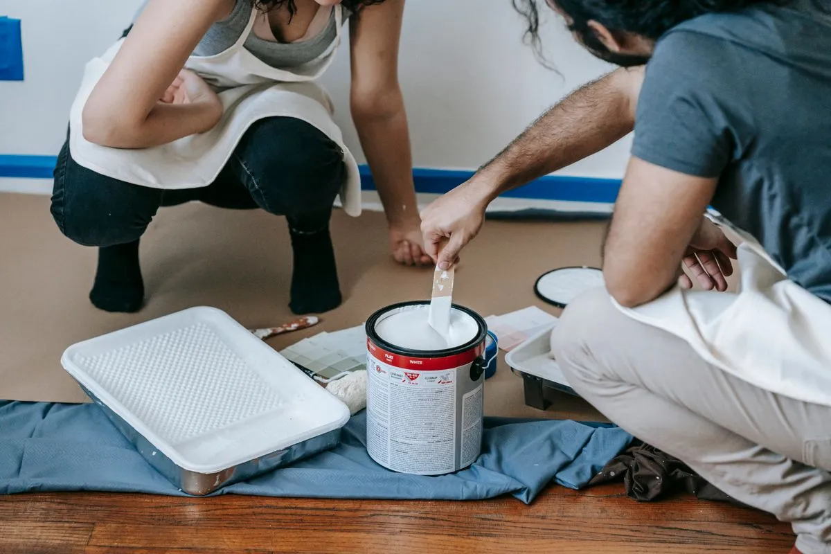 Sala de apartamento com paredes brancas e acabamento uniforme
