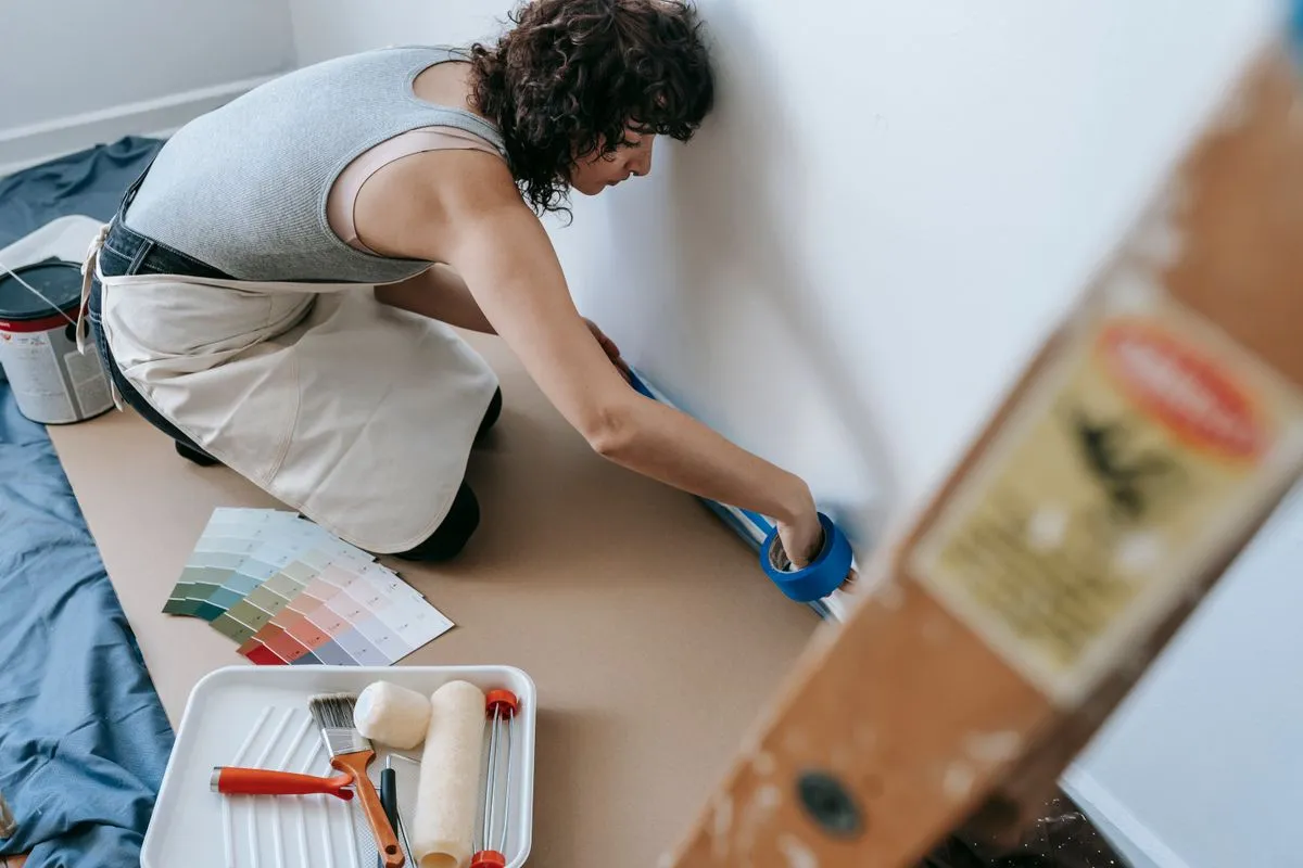 Parede com acabamento premium após definição de quantas demãos de tinta aplicar