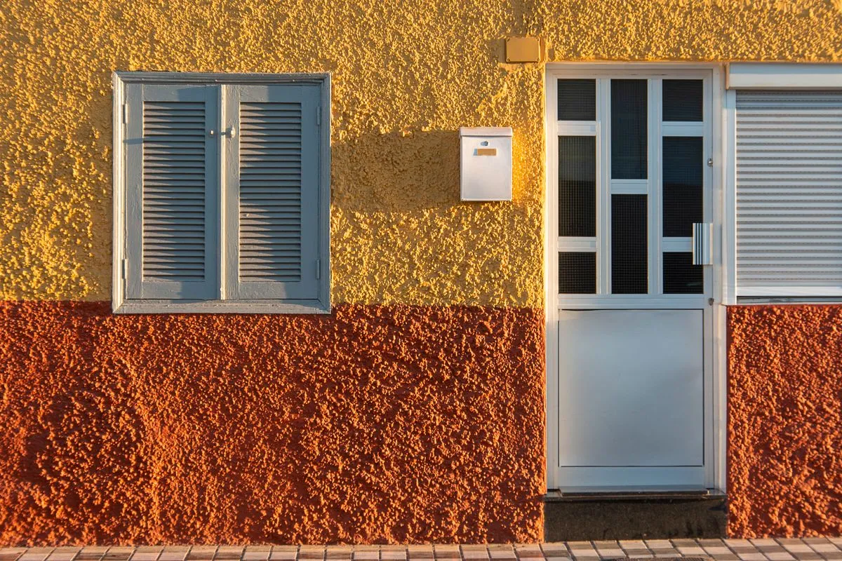 Textura decorativa aplicada em corredor residencial moderno